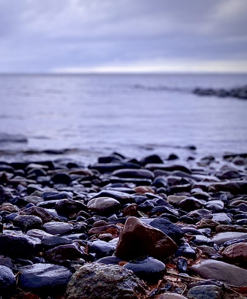 Kiviä Lappajärven rannalla